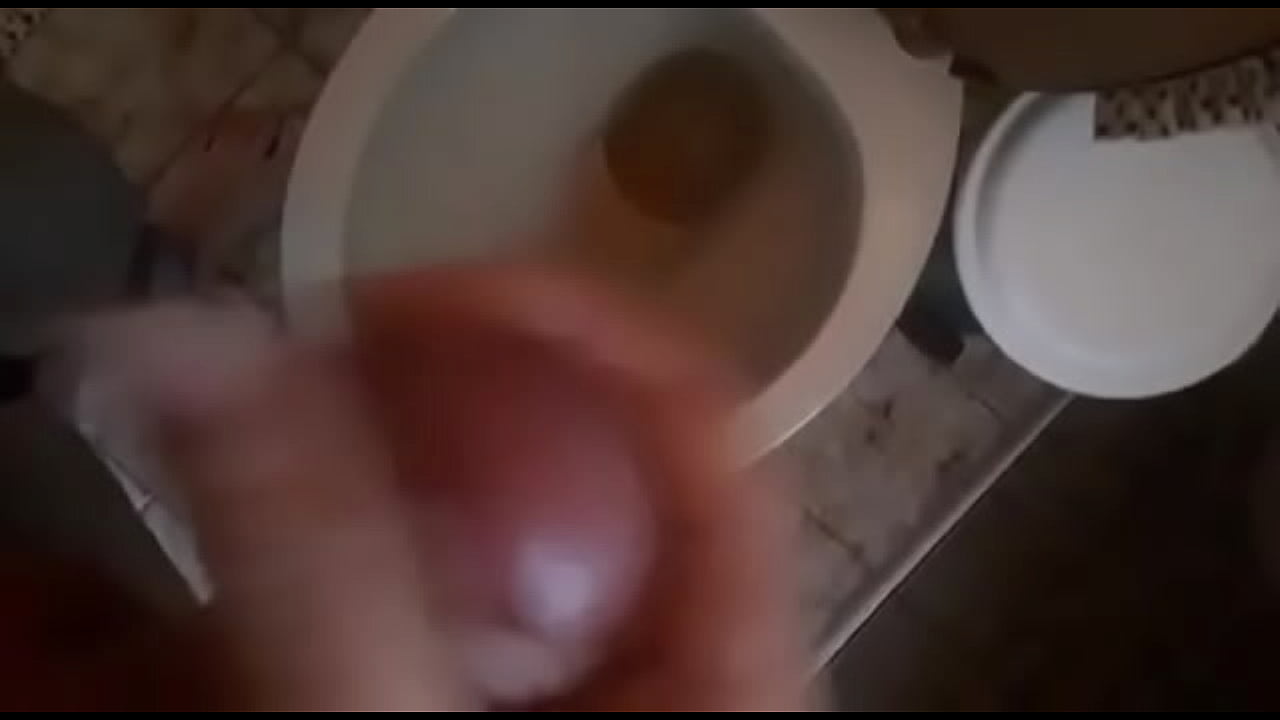 Batendo uma no banheiro do meu amigo