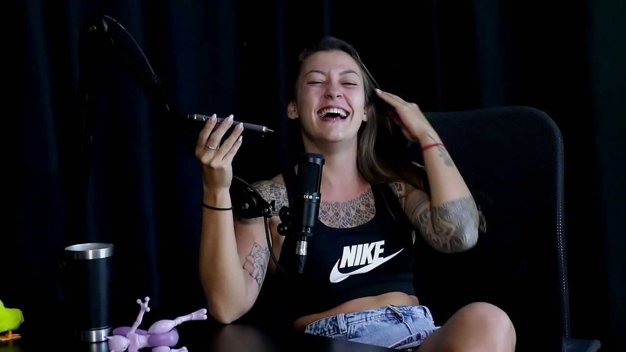 Safada faz um stripper bem sensual mostrando seus peitos depois de falar que nunca sugeriu uma transsexual, e quando perdeu a virgindade... - Flor de Damiana (WATCH ON: SHEER/RED)