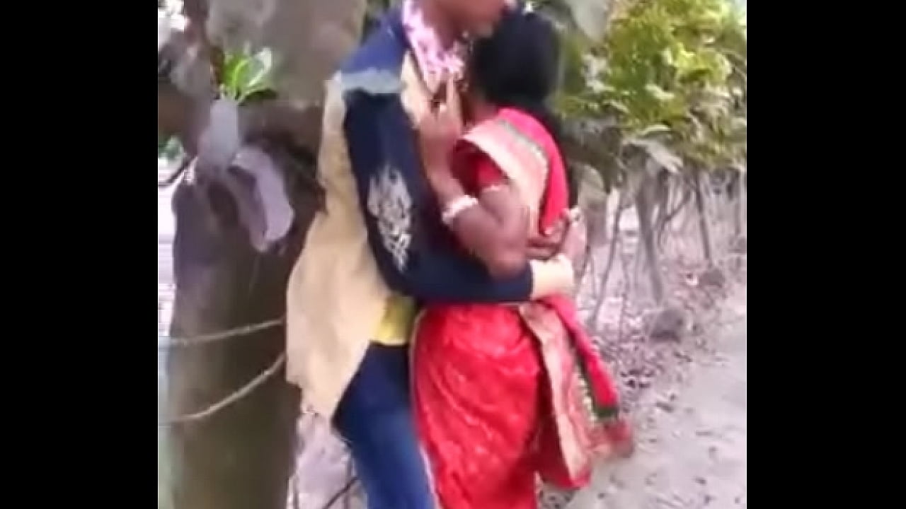 MARATHI DESI BOY AND AUNTY PASSIONATE KISS IN PUBLIC