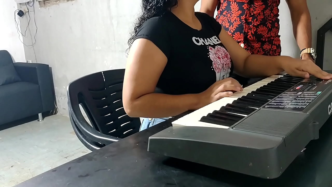 Mi maestro me Culea como una perrita sobre la mesa