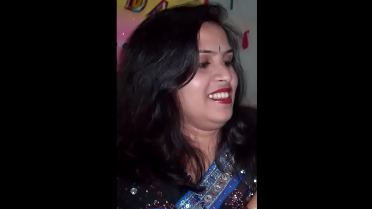 Bangladeshi Women 'LOPA' Hot & Sexy look