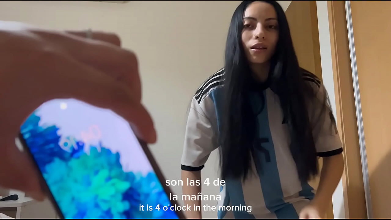 Hermanastra calentona sufre de insomnio y necesita verga, subtitulado