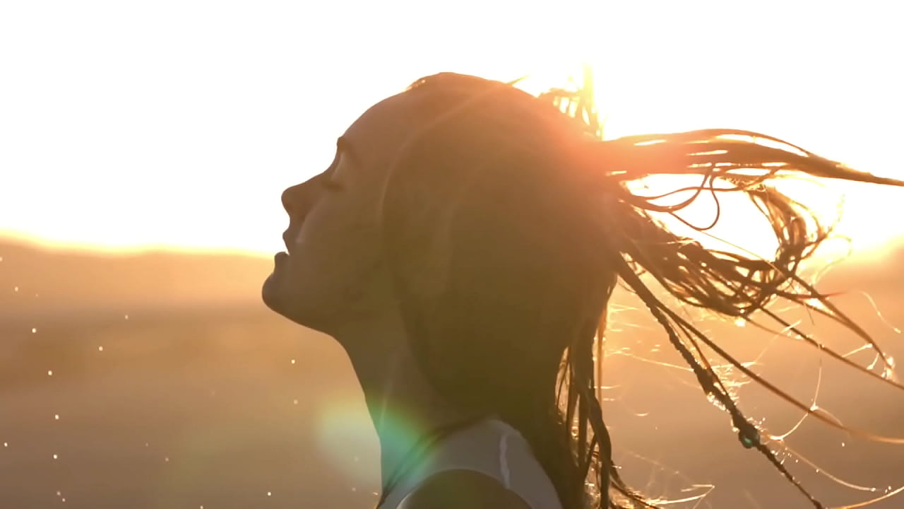 Sexy Slo-Motion Surf Models in 1000fps - HelloKisses.co