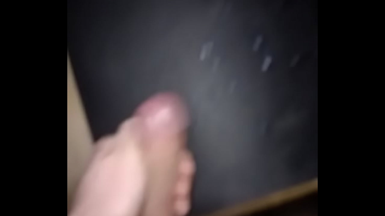 Orgasmus mit mehreren Cumshots auf denTisch