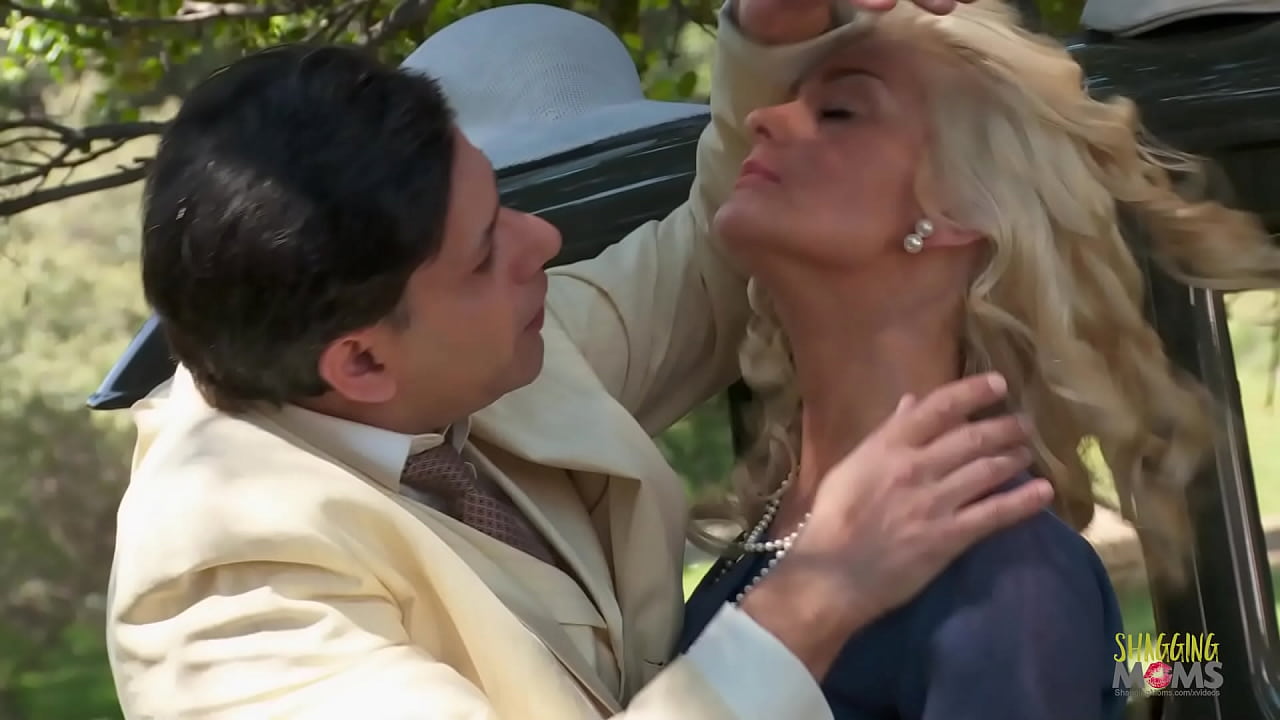 A blonde lady encountered a dangerous man with a gun, and she seduced him with her charm. The man fucked her on his vintage car outside in her sexy lingerie until he finished on her tongue.