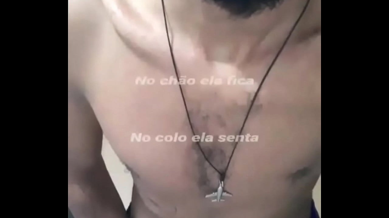 Moreno brasileiro com um pau grande e torto