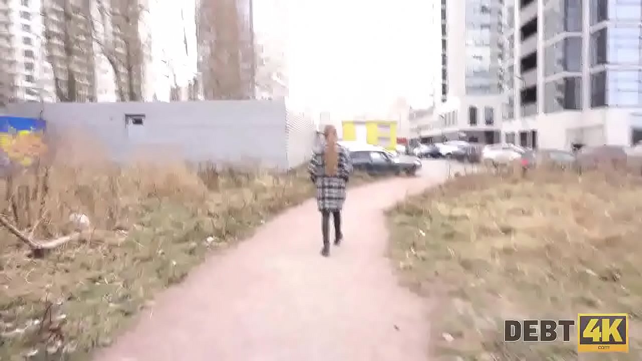 Debt4k. Alice Klay wird von einem Fremden gefickt, weil sie einen Kredit f&uuml;r das iPhone aufgenommen hat