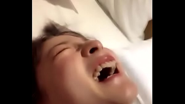 Chinese little couple making love to urinating，Good-looking Chinese girl is dry urine，Pussy pink Chinese girl