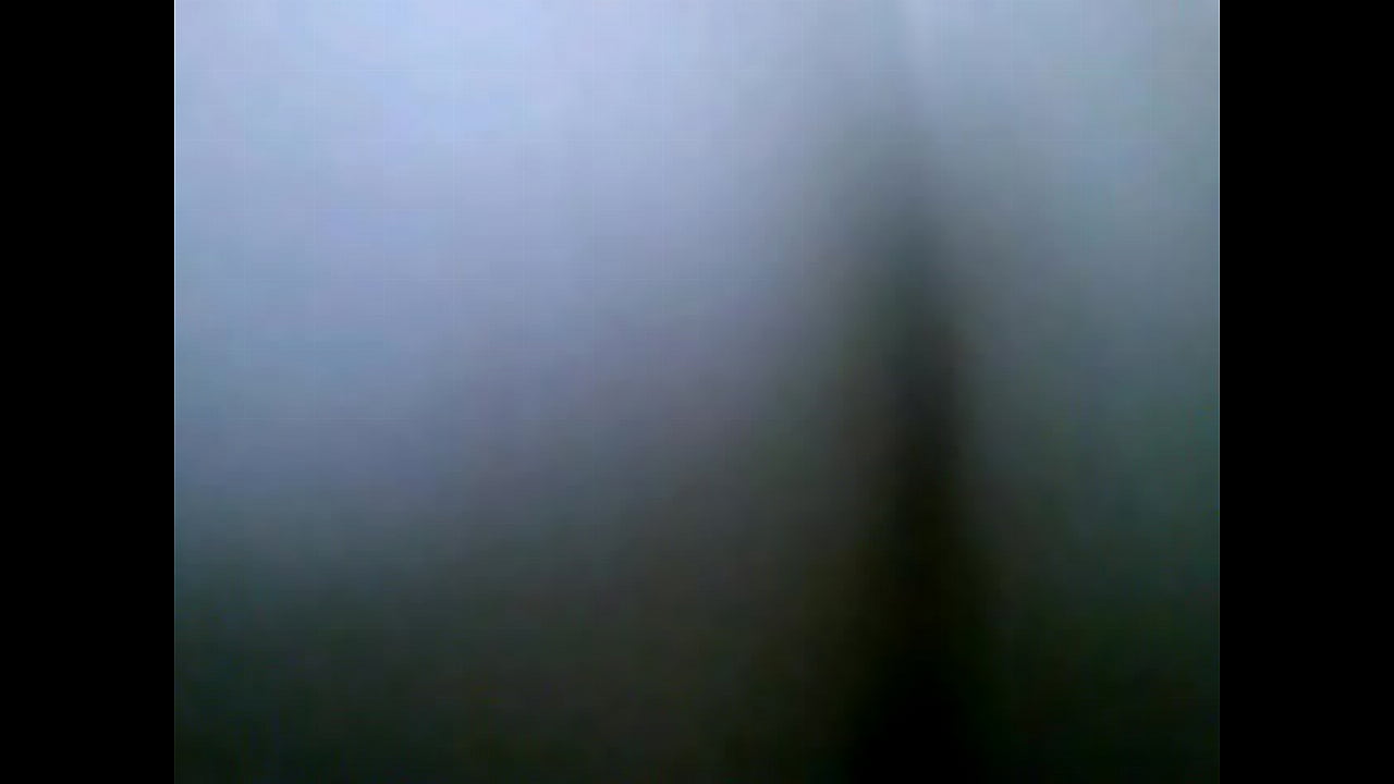 Gordinha molhada sentando