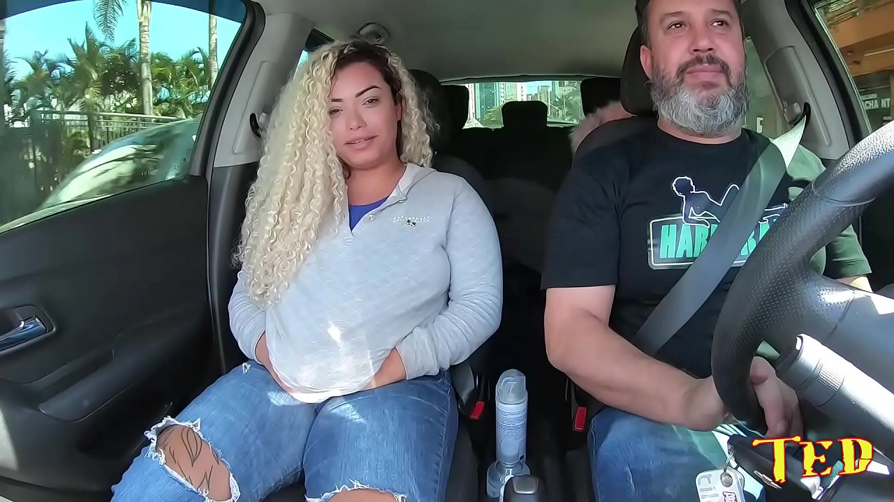 Loira rabuda apronta pelada no carro nas ruas de S&atilde;o Paulo