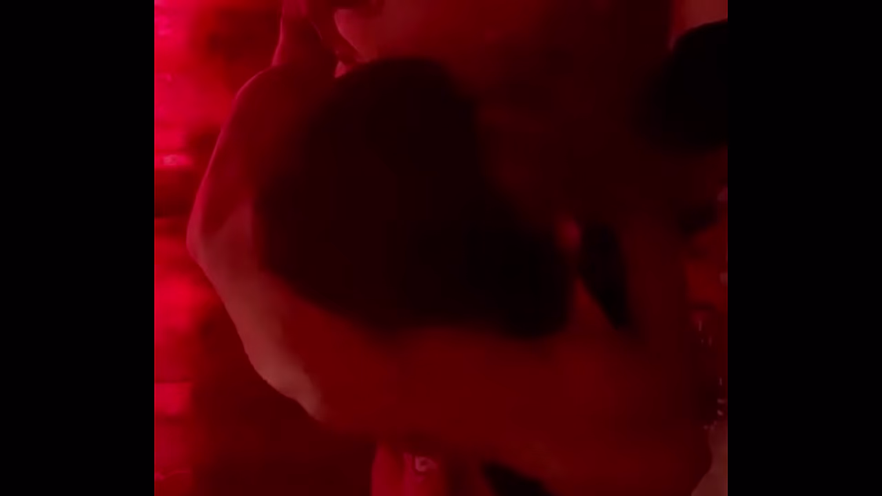 EL SABE QUE AMI ME LA TIENE QUE DAR RICO ESTE MORENO