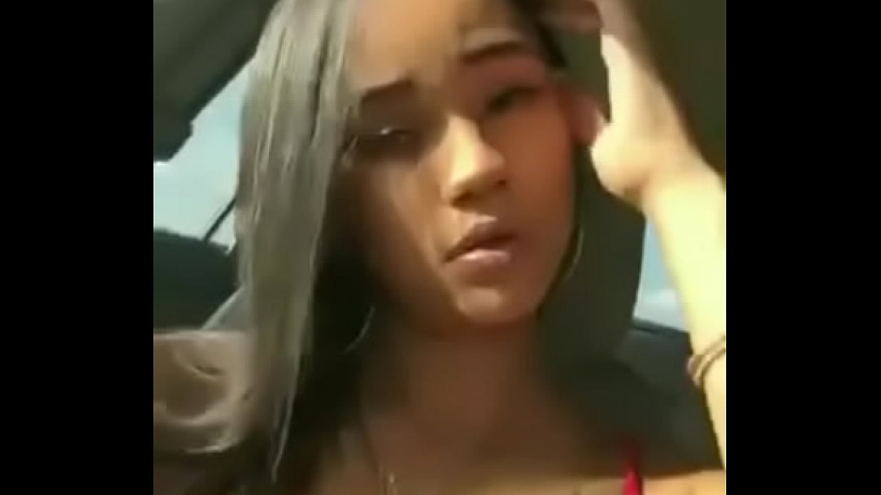 Bella latina masturb&aacute;ndose delicioso