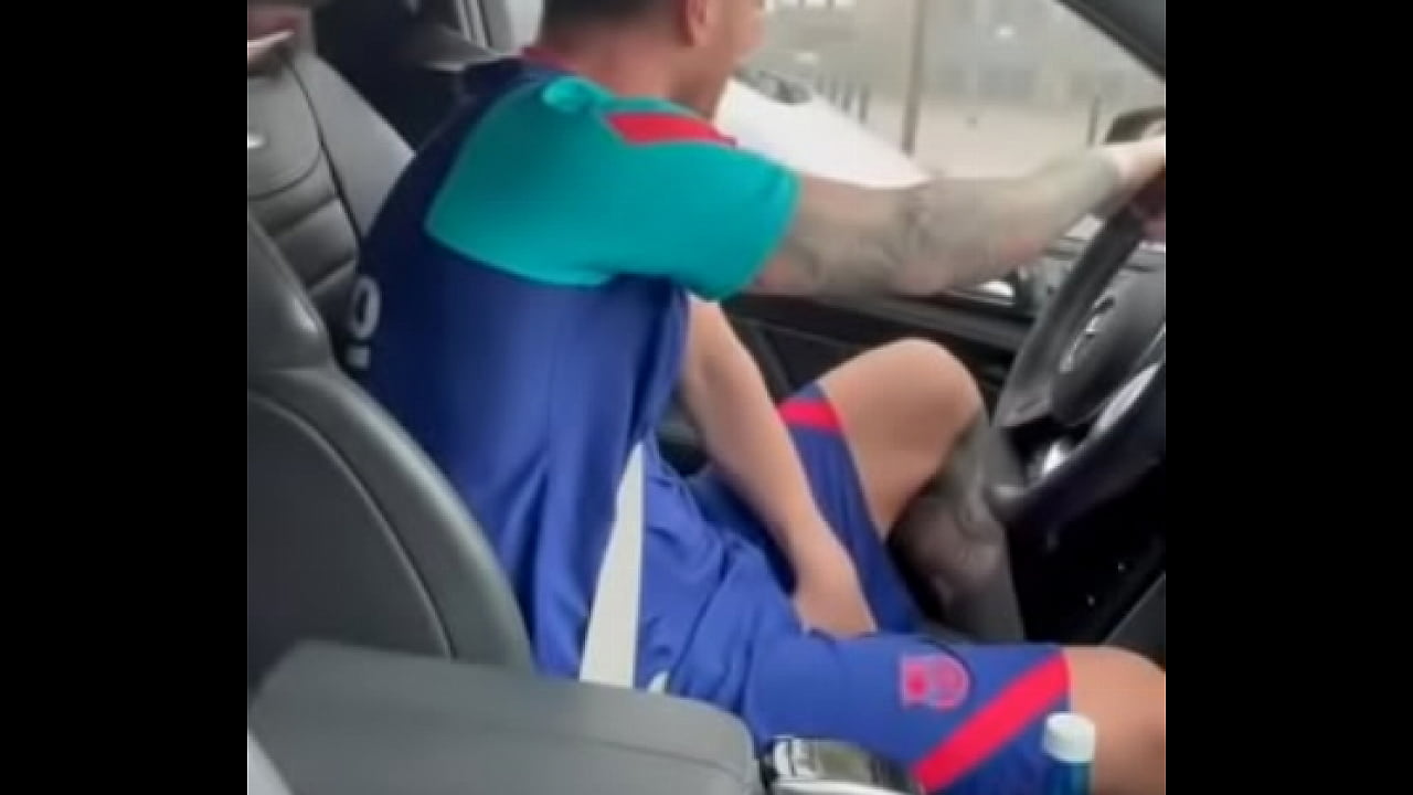 Leonel Messi se rasca las pelotas