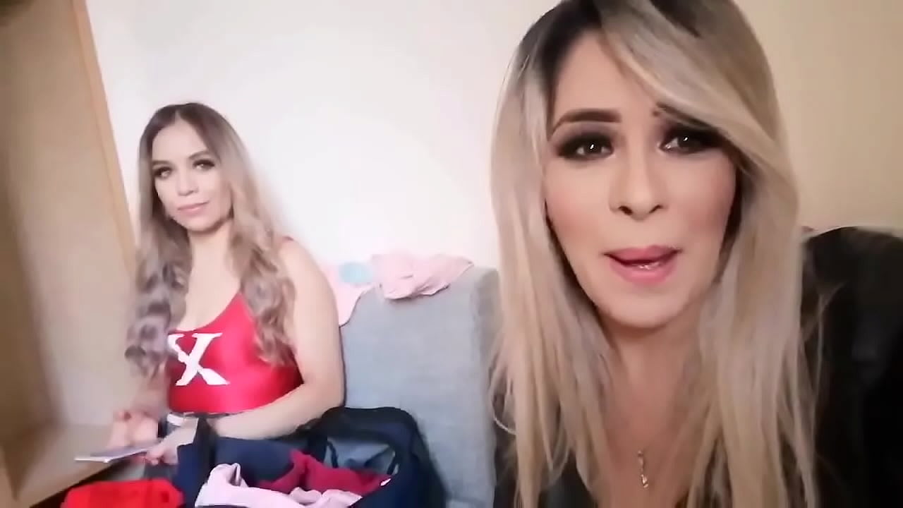 Por aqu&iacute; en las I instalaciones de #Televisa junto a BarbaraMontxxx y RenataMendozaX