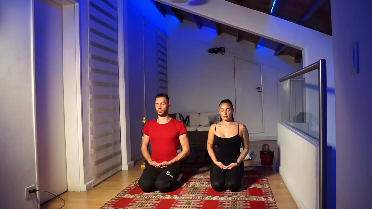Russian yoga teacher gives his first class to Colombian model