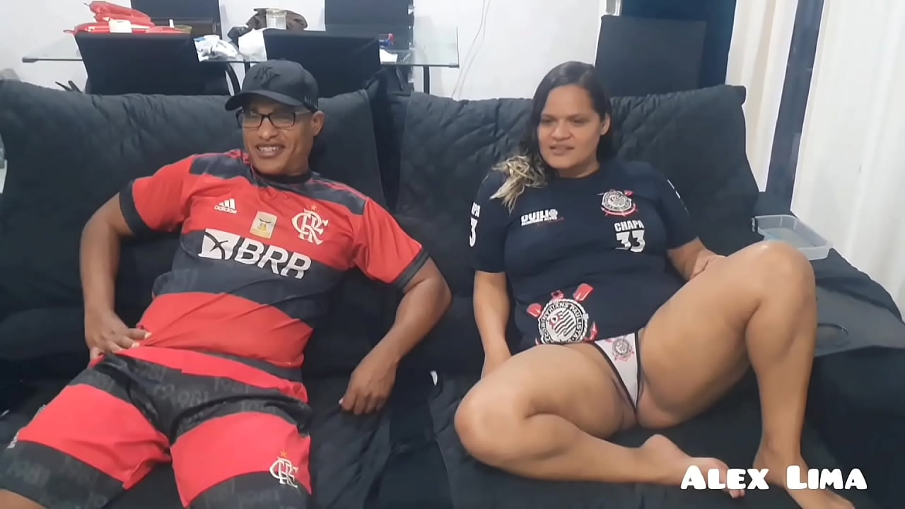 Football match - Flamengo vs. Corinthians - Ends in a sex challenge - Alex Lima - Flamengo supporter challenges - Paty Bubum - Corinthians fan