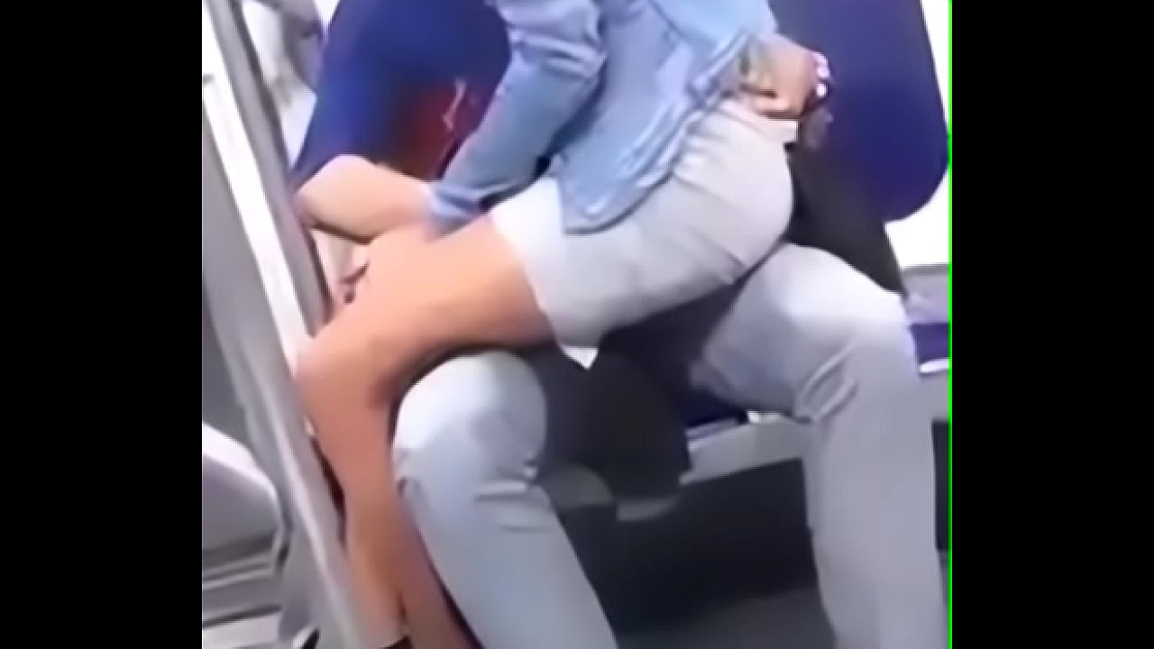 Novios follan en el metro