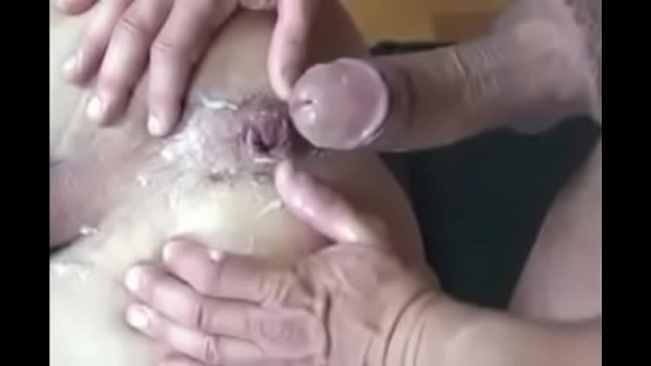 Gozada gostosa na porta e empurrada pra dentro.