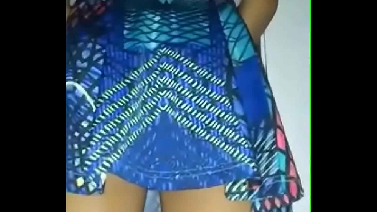 Lary Nune's novinha do face rebolando a raba e mostrando e bucetinha molhada