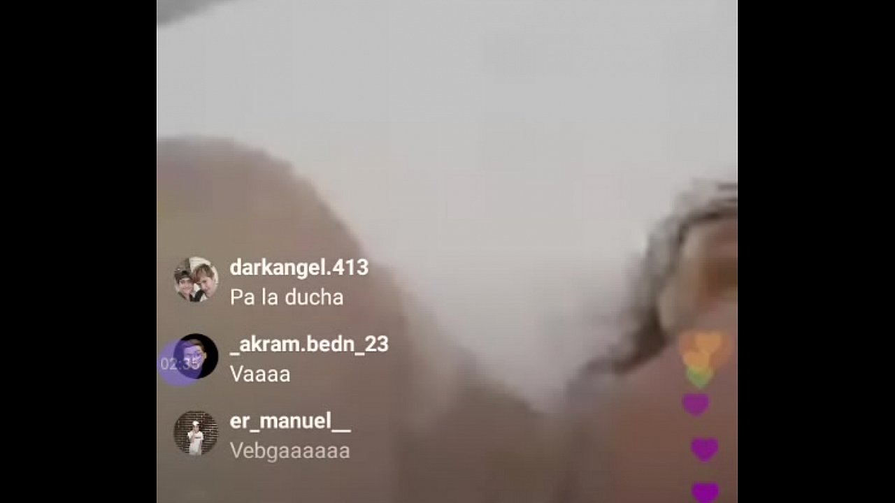 Pendeja ba&ntilde;andose tetas