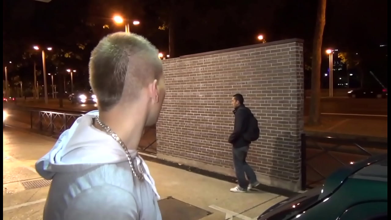 Petite chienne en chaleur pompe son m&acirc;le alpha