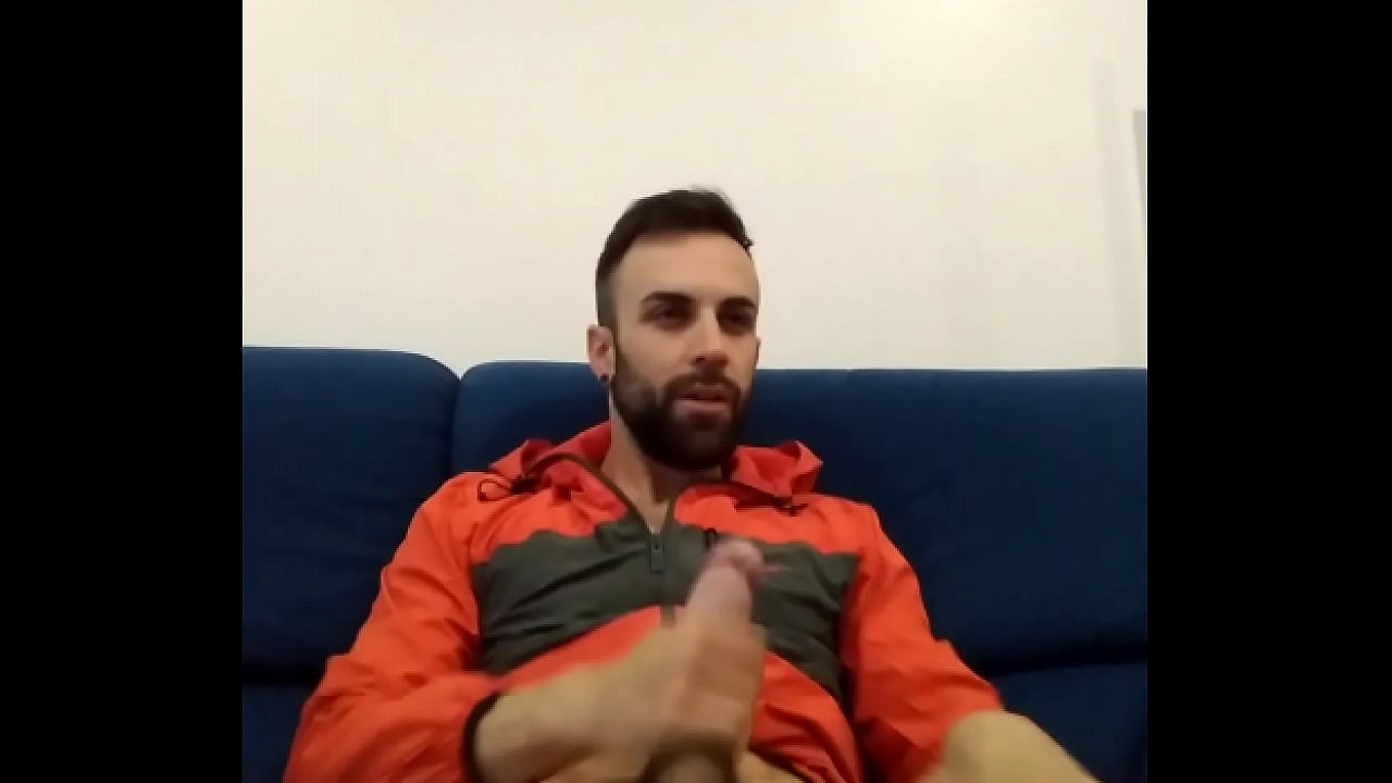 Me hago una PAJA con mis amigos alrededor