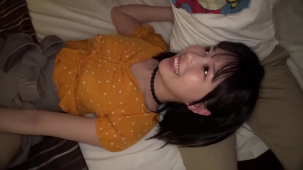 ゆいちゃんは所謂「清楚系ビッチ」な女子大生！今日もホテルに入って2分でイチャイチャ開始、5分後には男の乳首責め！