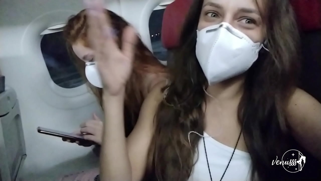 Safada gozando no avi&atilde;o escondida