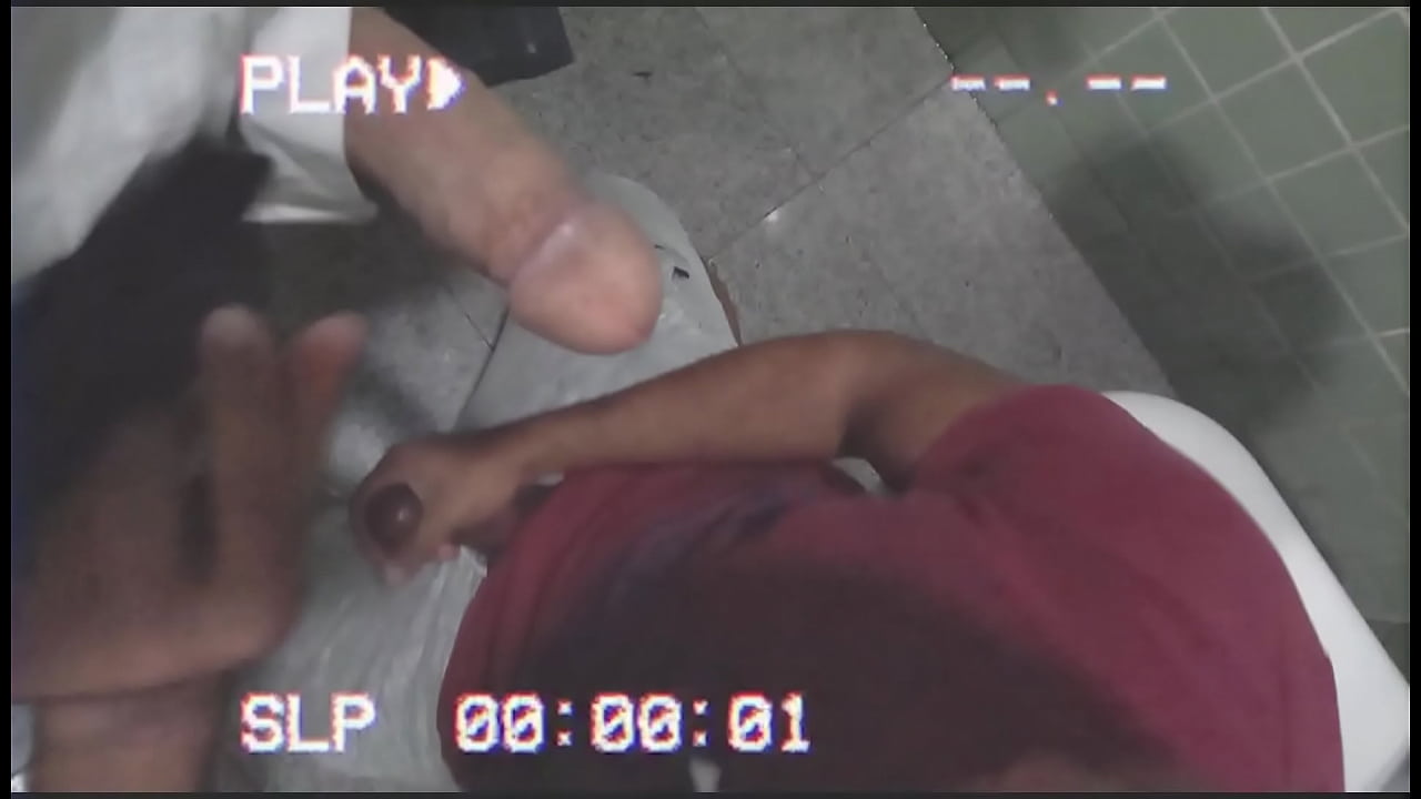 Novinho brasileiro mamaou a rola do professor no banheiro da faculdade