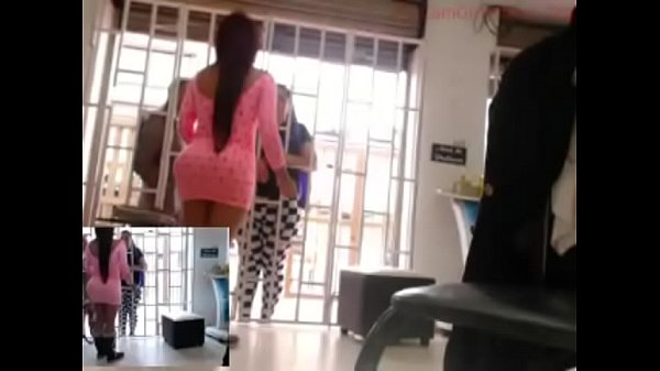 Does anyone know his name?-&iquest;alguien sabe como se llama?