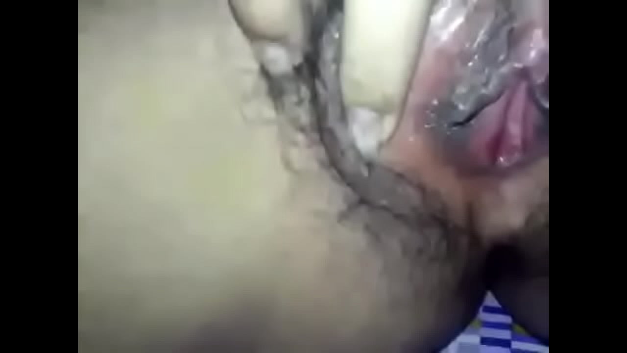 Nước lồn chảy l&ecirc;nh l&aacute;ng