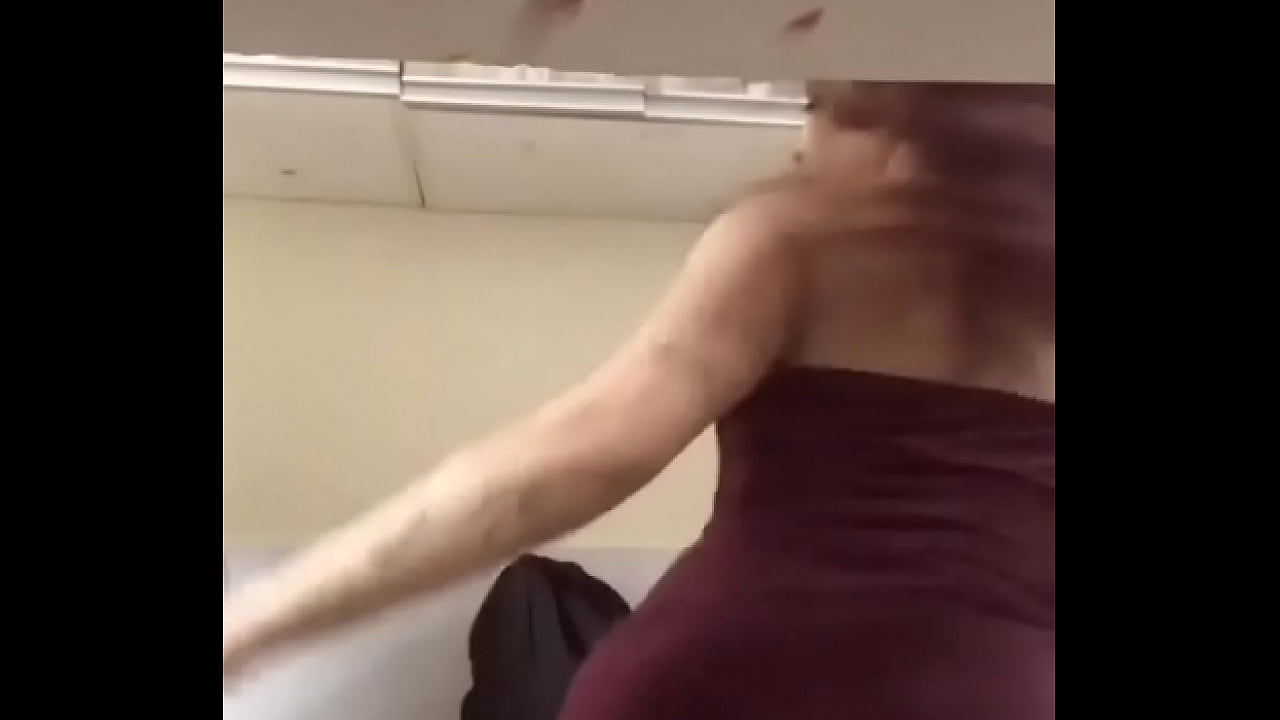 Gosta dan&ccedil;ando at&eacute; o ch&atilde;o.