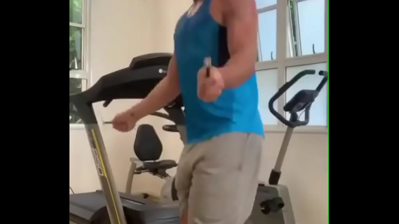 Ator global fazendo exerc&iacute;cios