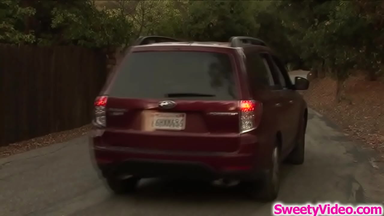 Lesbian milf takes to 2 college hitchhikers with her.She pulls over to rest,flirts with the blonde one.The s