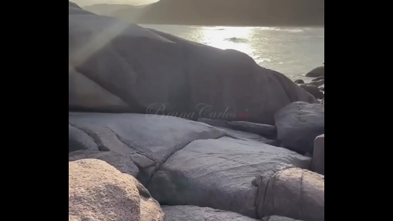 Loirinha casada da buceta rosa fodeu com dotado na praia de nudismo no pelo na frente do marido corno