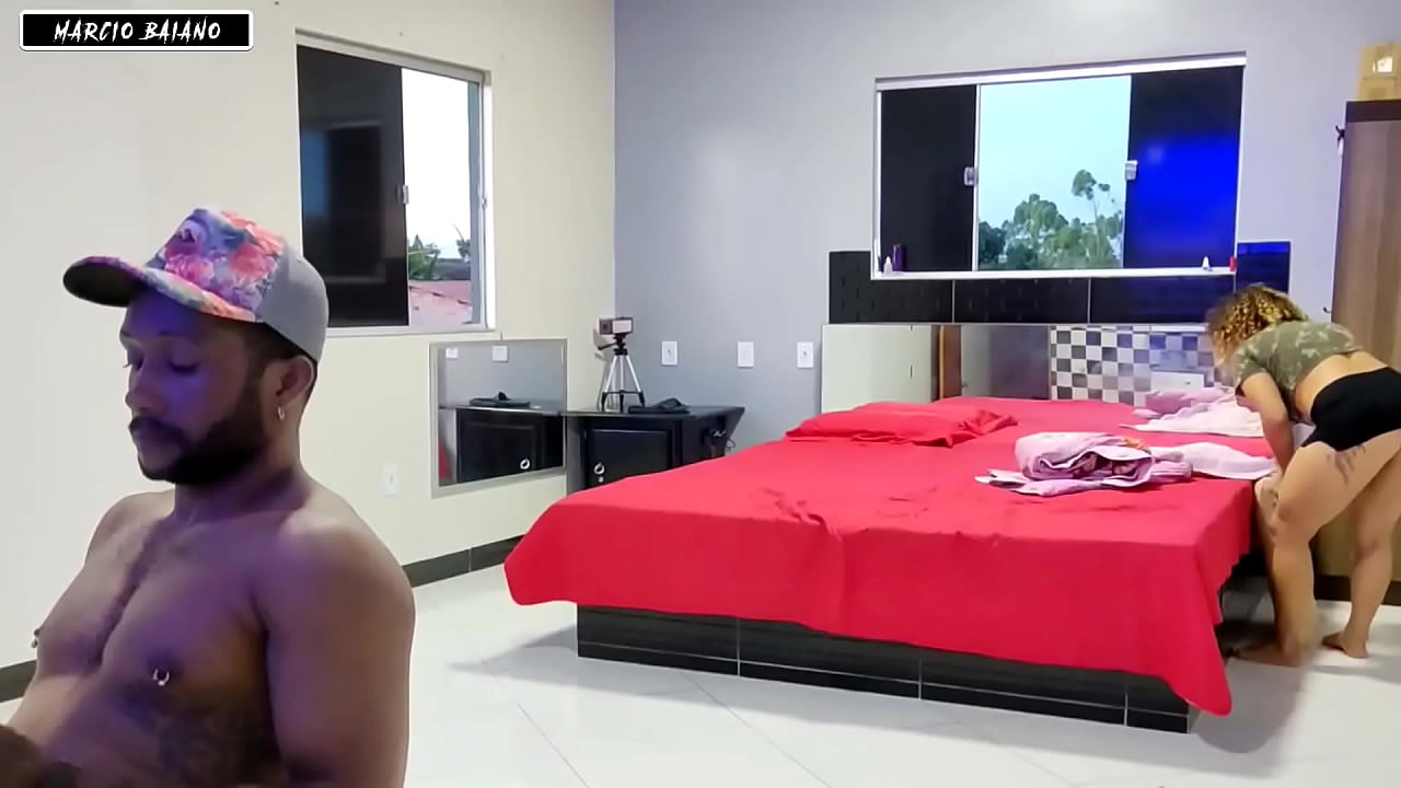 FUI ARRUMAR A CASA DE MINI SAIA E ACABEI TOMANDO NO CU..Enteado sortudo quis transar comigo quando descobriu que eu estava de saia e sem calcinha