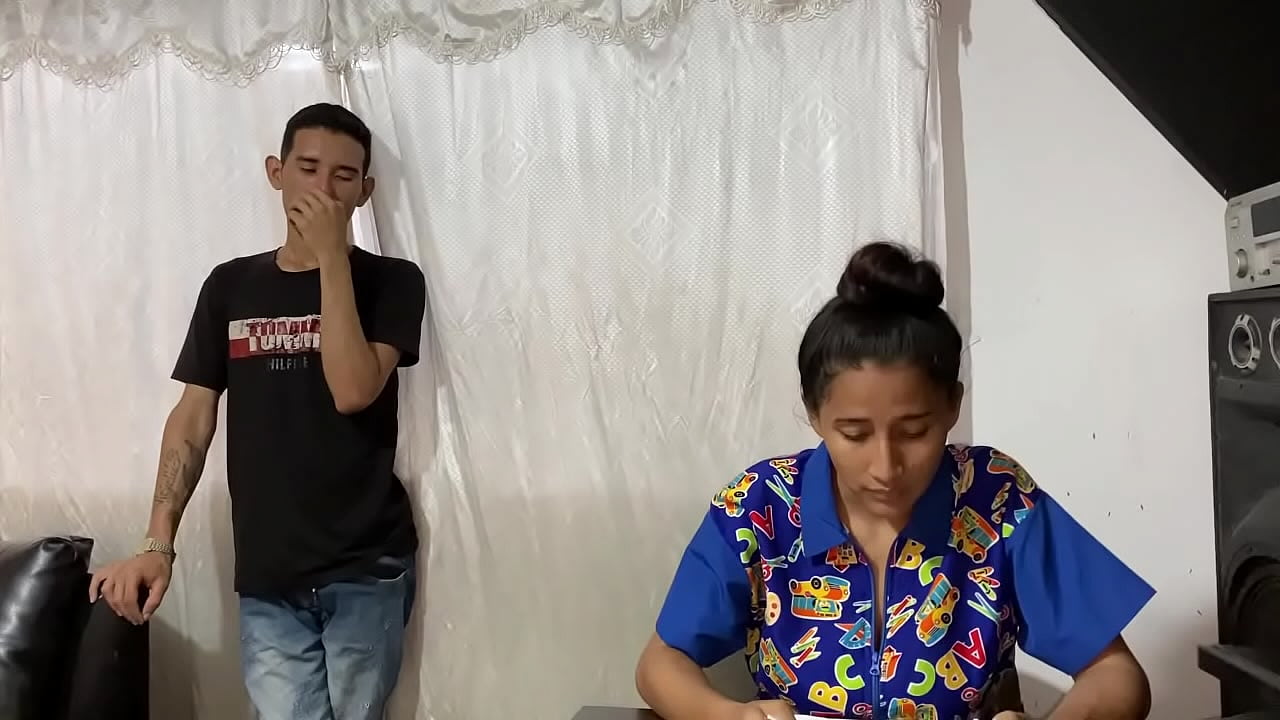 ese alumno tiene una gran polla que se la mamo y dejo que se corra en mi cara