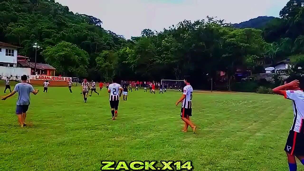 An&atilde;o metendo bola no...