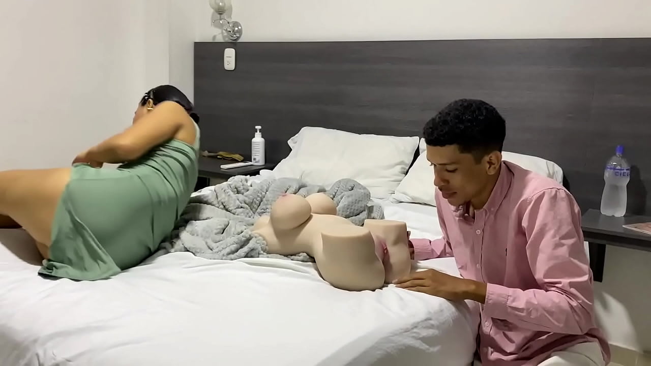 Mi Mejor amiga hace un tr&iacute;o conmigo y su mu&ntilde;eca sexual tantaly