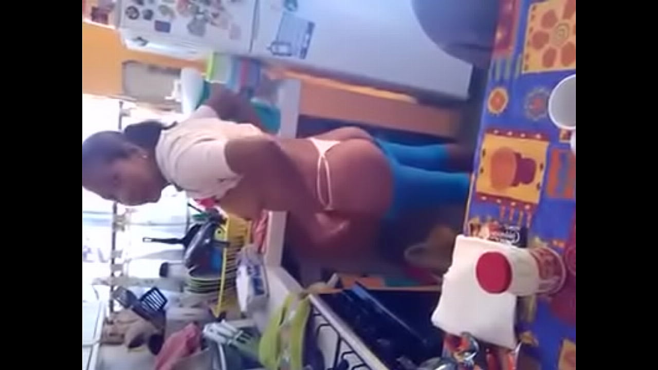 Mujer ense&ntilde;ando las tetas en la cocina