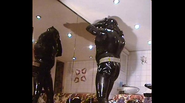 Roxina2004GothicBikerGirl111104XXXL.MPG