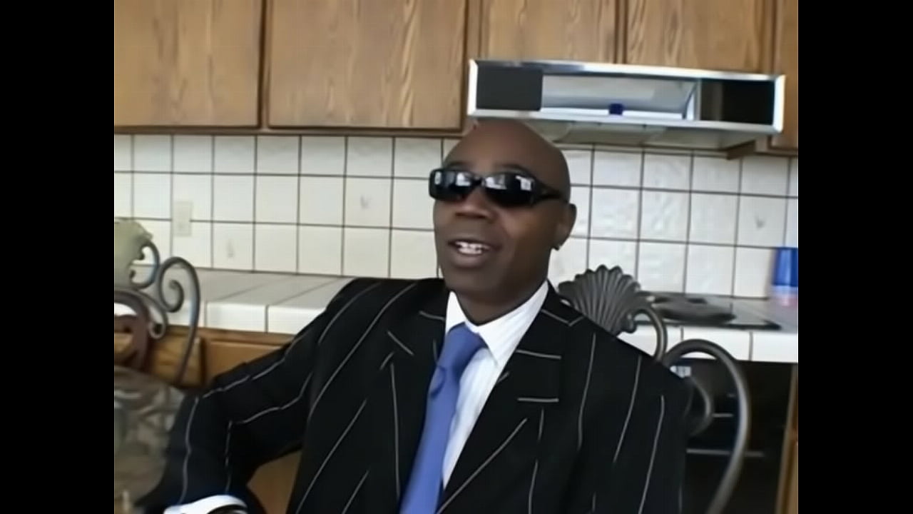 Negro da rola enorme tocando uma bronha