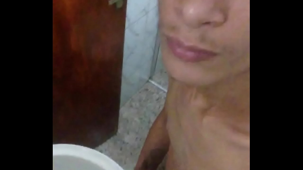 Lavando o Pau depois do sexo dotado