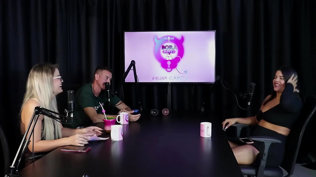 Foi convidada para ser esposa, prefere morar sozinha, a fam&iacute;lia sempre aceitou, e o fetiche... - Val Mineirinha (SHEER/RED)