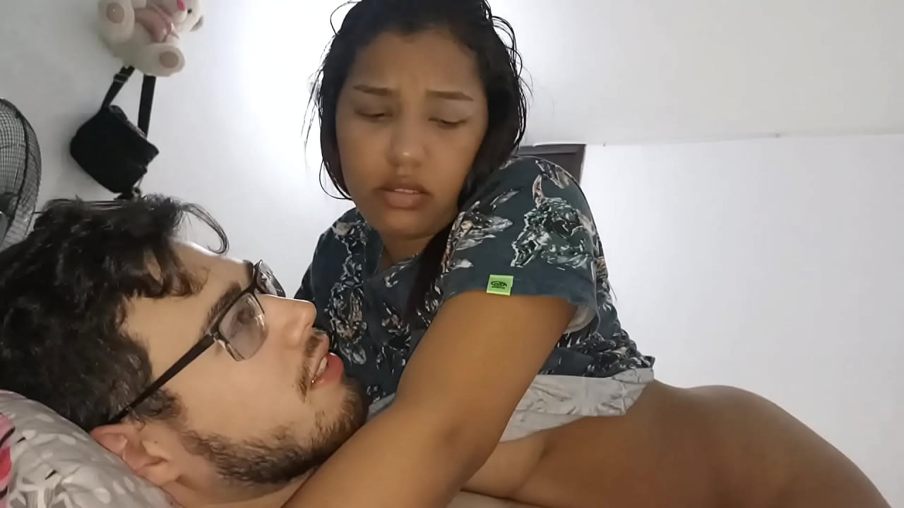 Sabes cu&aacute;ndo tu hermanast te mi con ojos diferentes cuando acepta que le toques las tetas colombiana en Estados Unidos