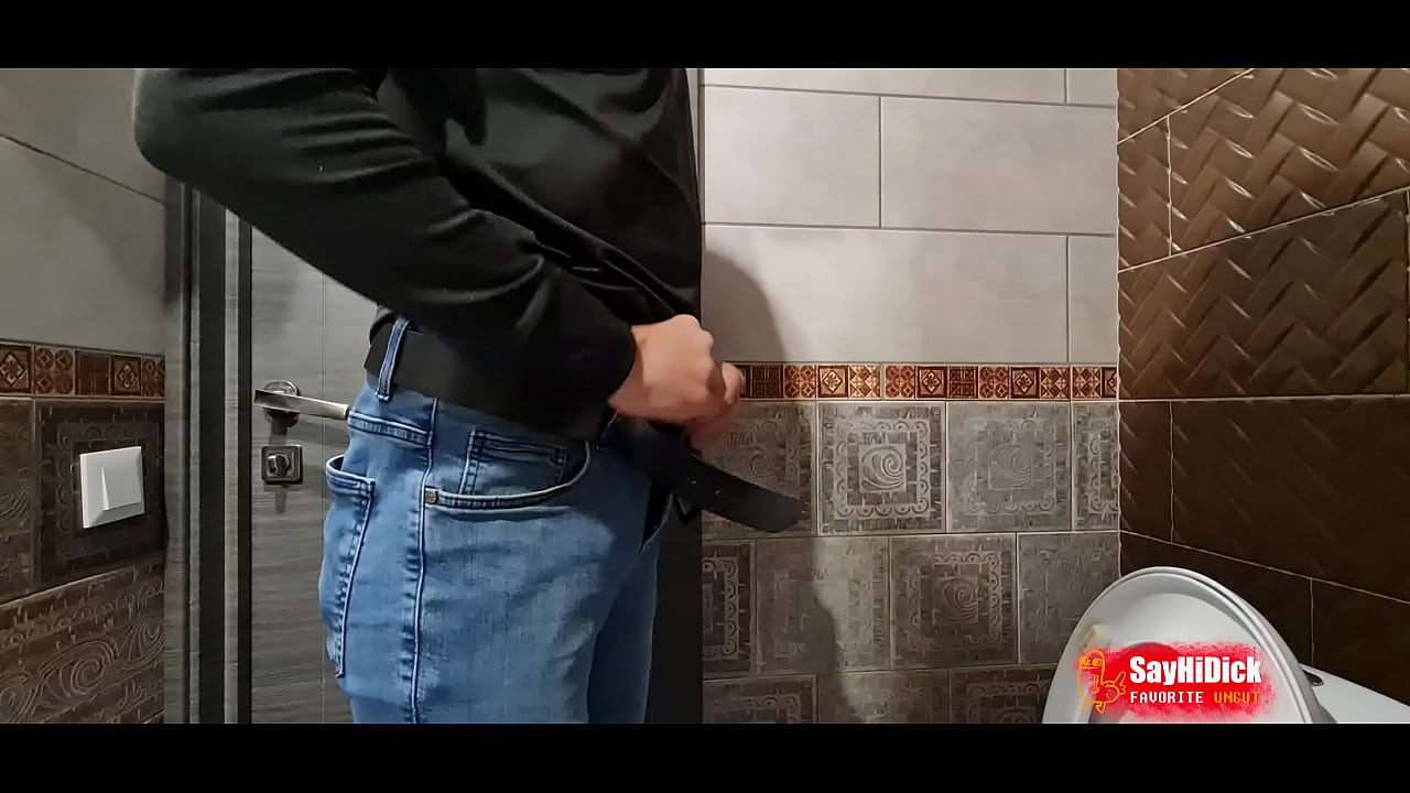 Chico meando en el ba&ntilde;o - semana de meadas