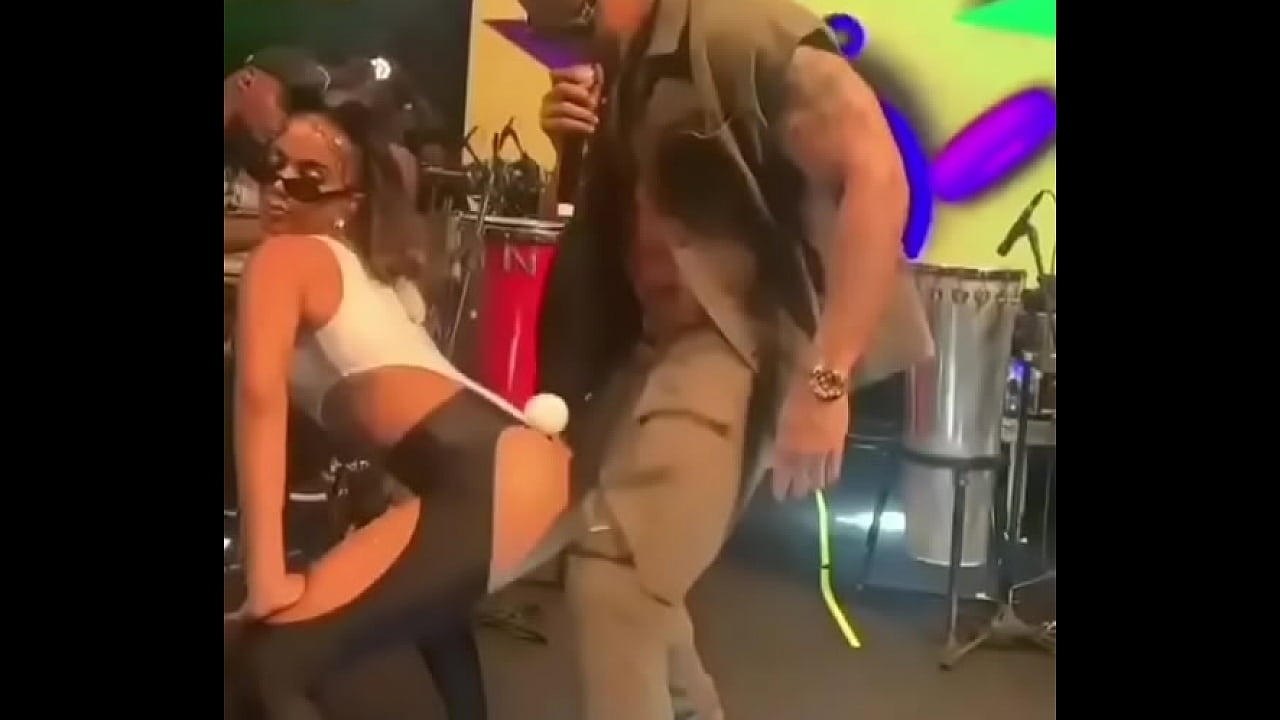 Novinha safada rebolando