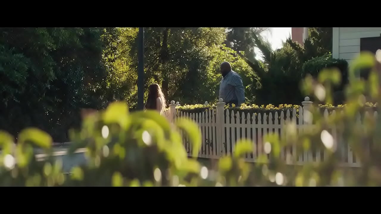 agatha sale completamente desnuda en su serie