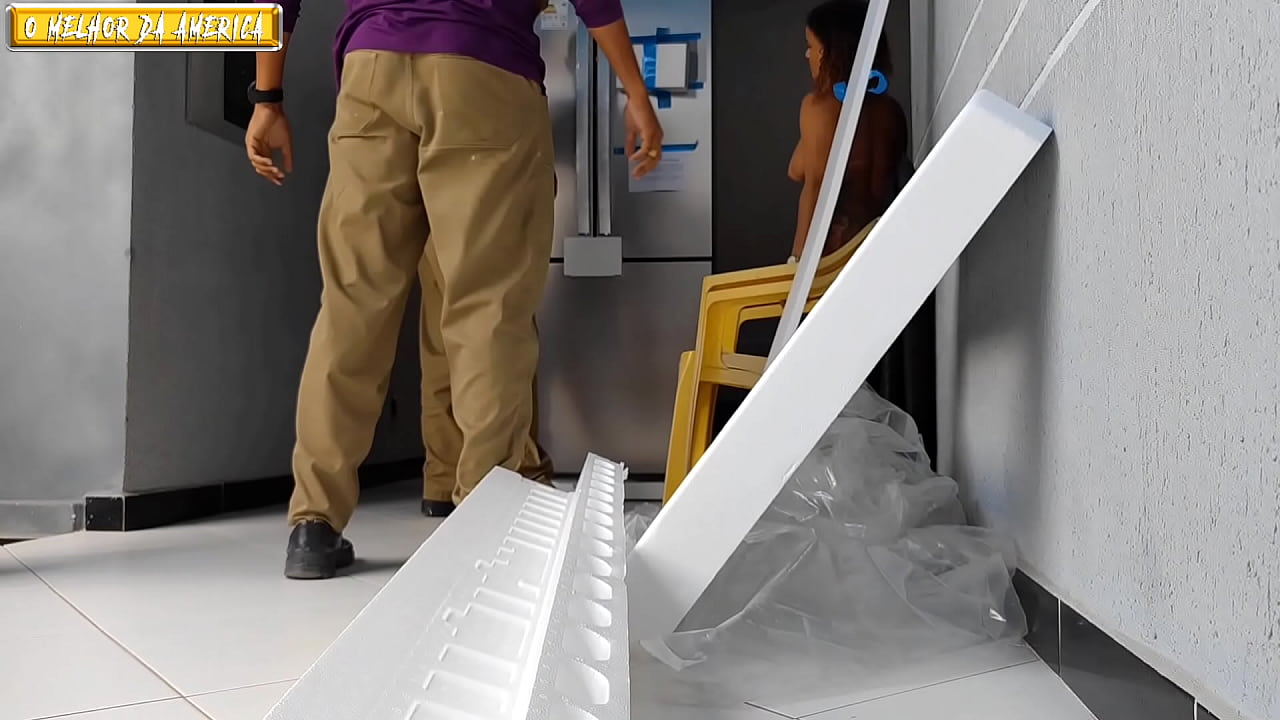 DUAS MULHERES NUAS RECEREM ENTREGADORES NA SUA CASA