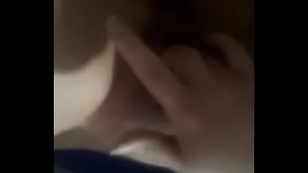 ragazza di 18 anni si diverte in bagno pensando a suo fratello